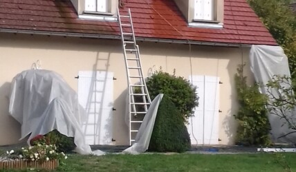 Traitement des tuiles en cours Nettoyage de toiture avec anti mousse à Lons le Saunier