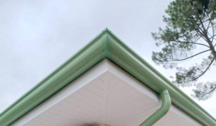 Gouttière alu laqué - vert réséda Gouttière aluminium laqué Champagnole